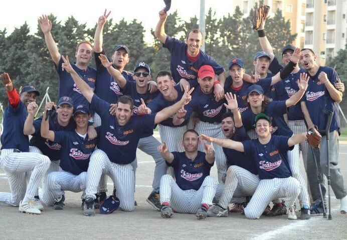La squadra dei Tritons Taranto in maglia blu